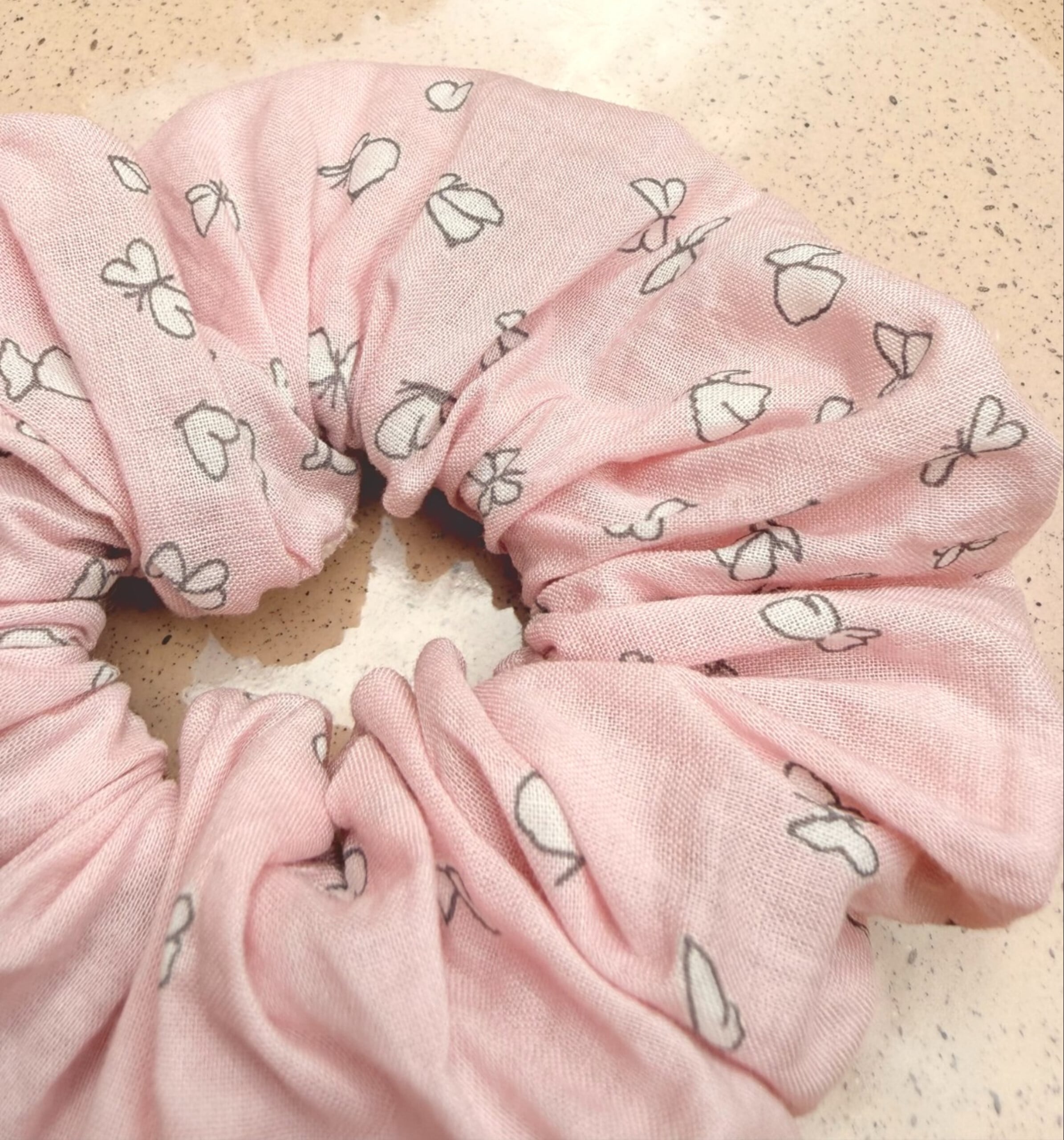 Scrunchie hartjes/ bloemen/ vlinders/ zomers (gemaakt met stof van Fr… - 140890 Scrunchie hartjes/ bloemen/ vlinders/ zomers (gemaakt met stof van France Duval Stalla)