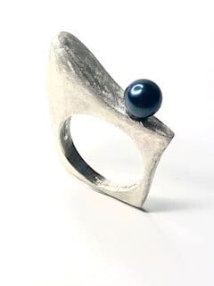 zilveren ring met een diepblauwe zoetwaterparel