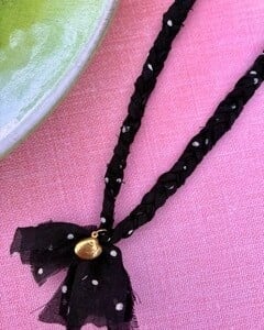 Bandana ketting zwart met witte stippen en RVS bedels