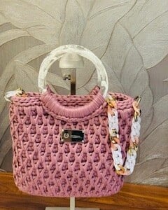 Gehaakte handtas met T-shirt garen en acrylhandvatten