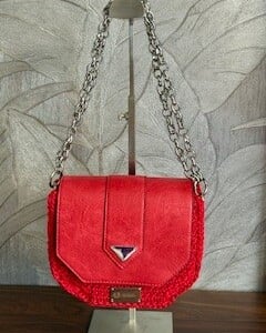 Gehaakte schoudertas met Eco lederen accessoires in Rood