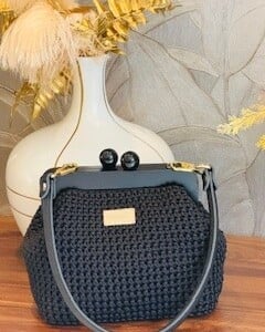 Handgemaakte gehaakte tas in retrostijl