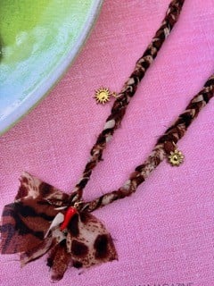 Bandana ketting bruine panterprint met RVS bedels - 101805 Bandana ketting bruine panterprint met RVS bedels