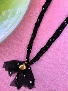 Bandana ketting zwart met witte stippen en RVS bedels - 101803 Bandana ketting zwart met witte stippen en RVS bedels