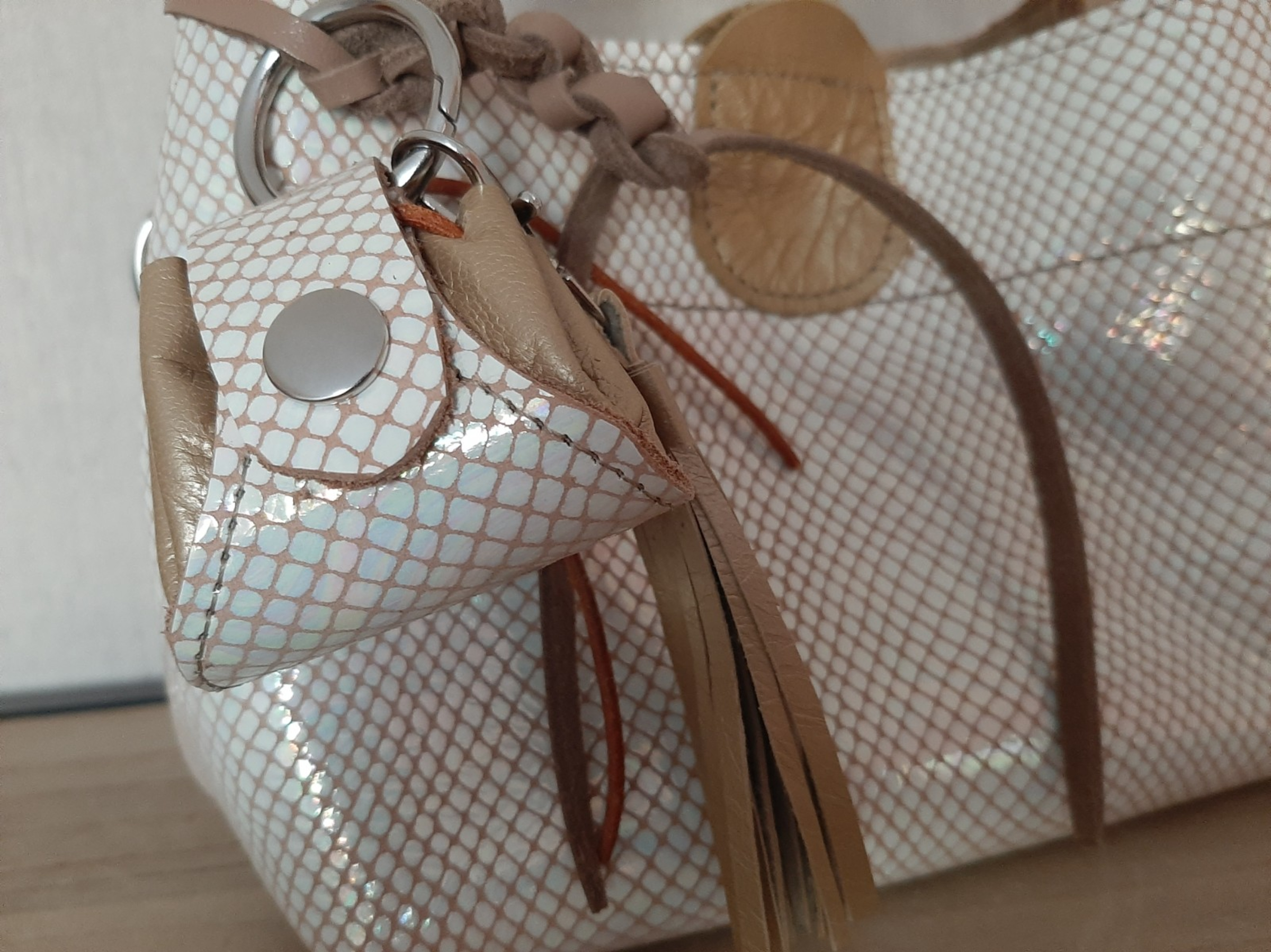 Leren handtas met bijpassende Bag charm