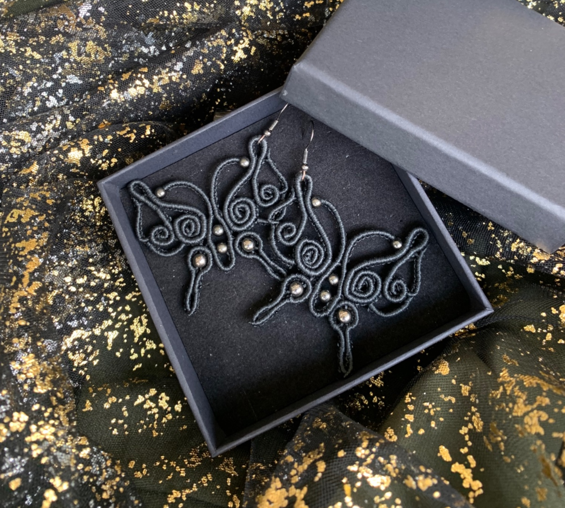 Zwarte macramé oorbellen “Vlinder”