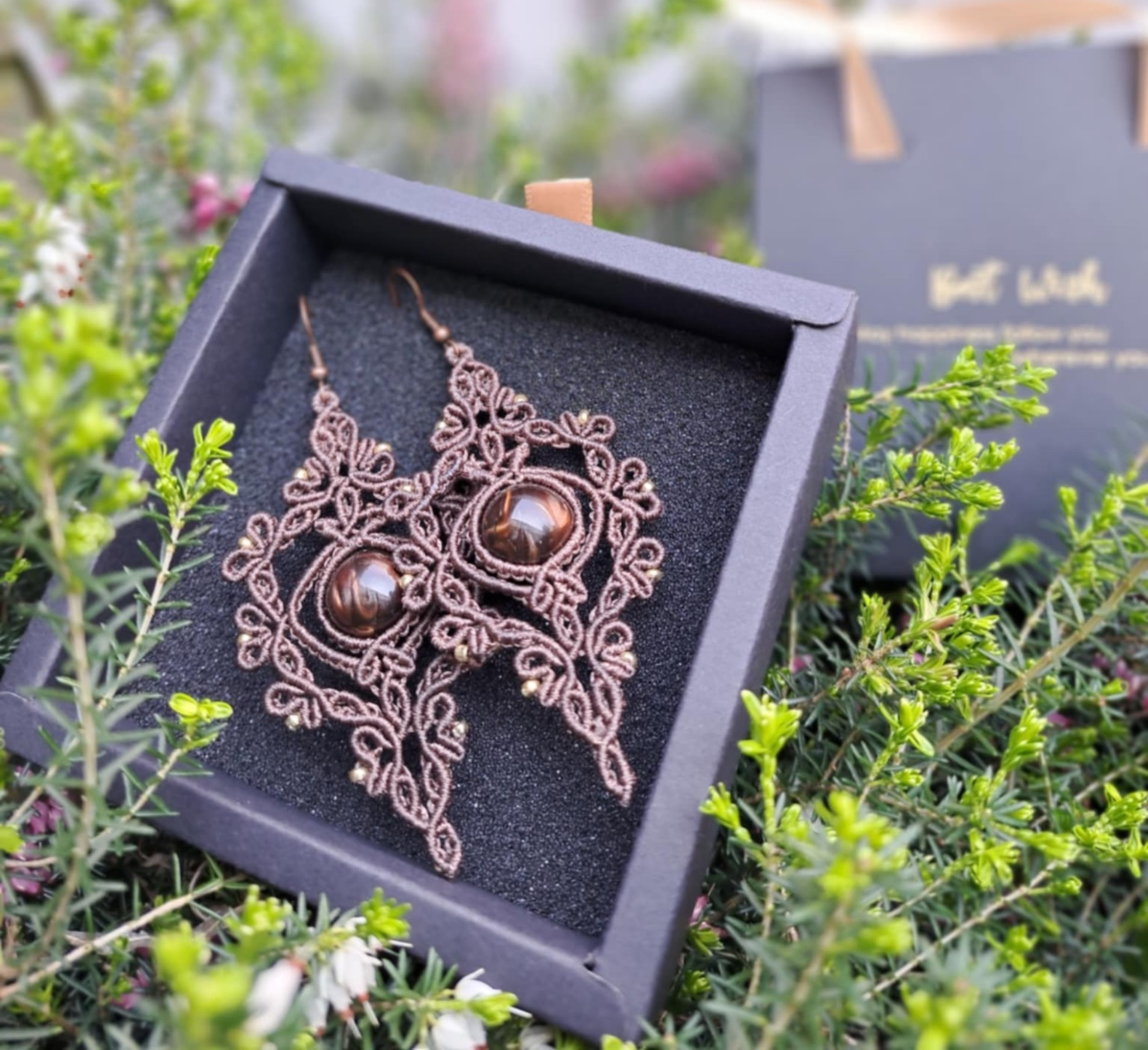 Macramé oorbellen met tijgeroog