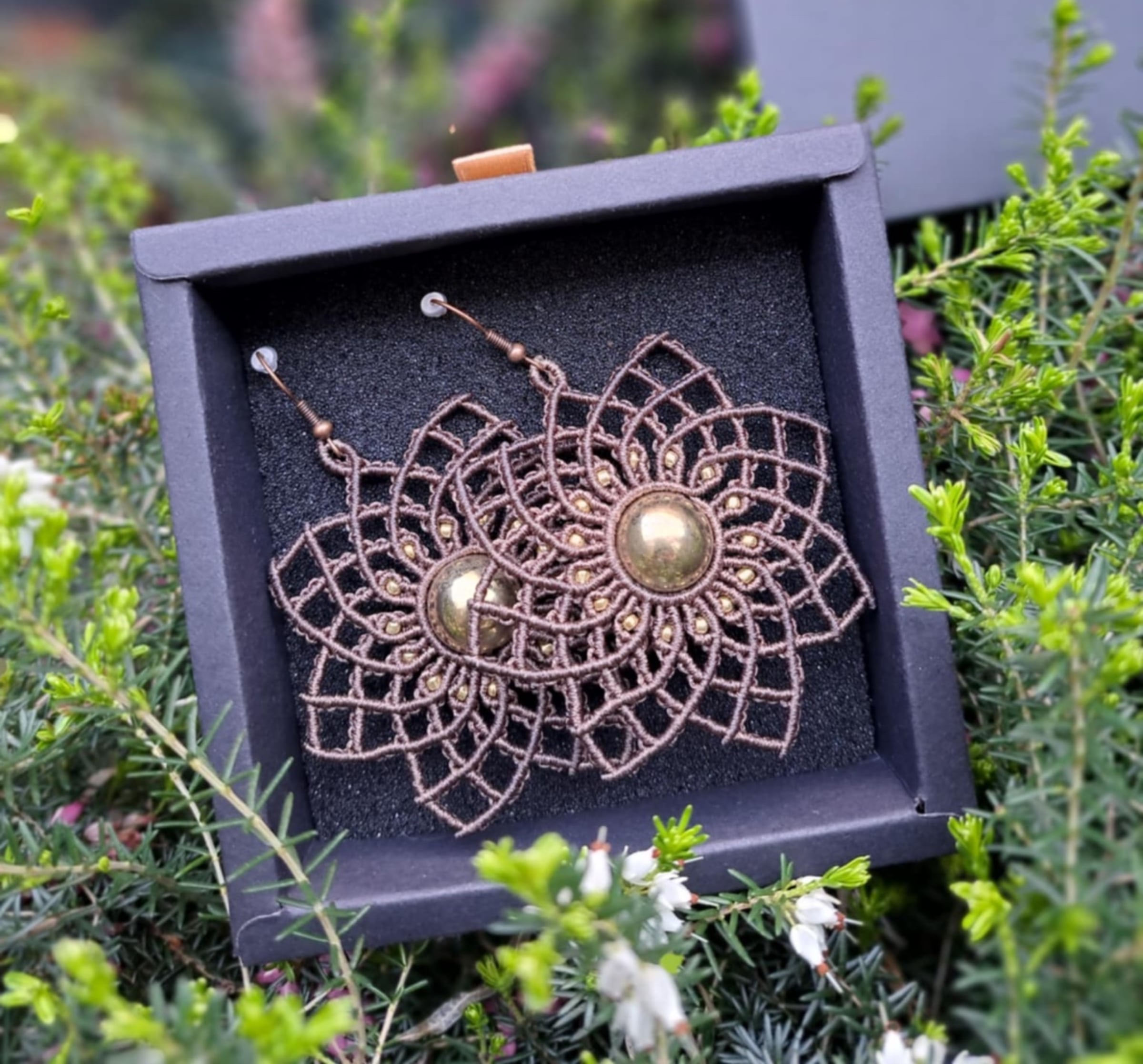 Macramé oorbellen in bloemmotief met gouden accenten - 83927 Macramé oorbellen in bloemmotief met gouden accenten