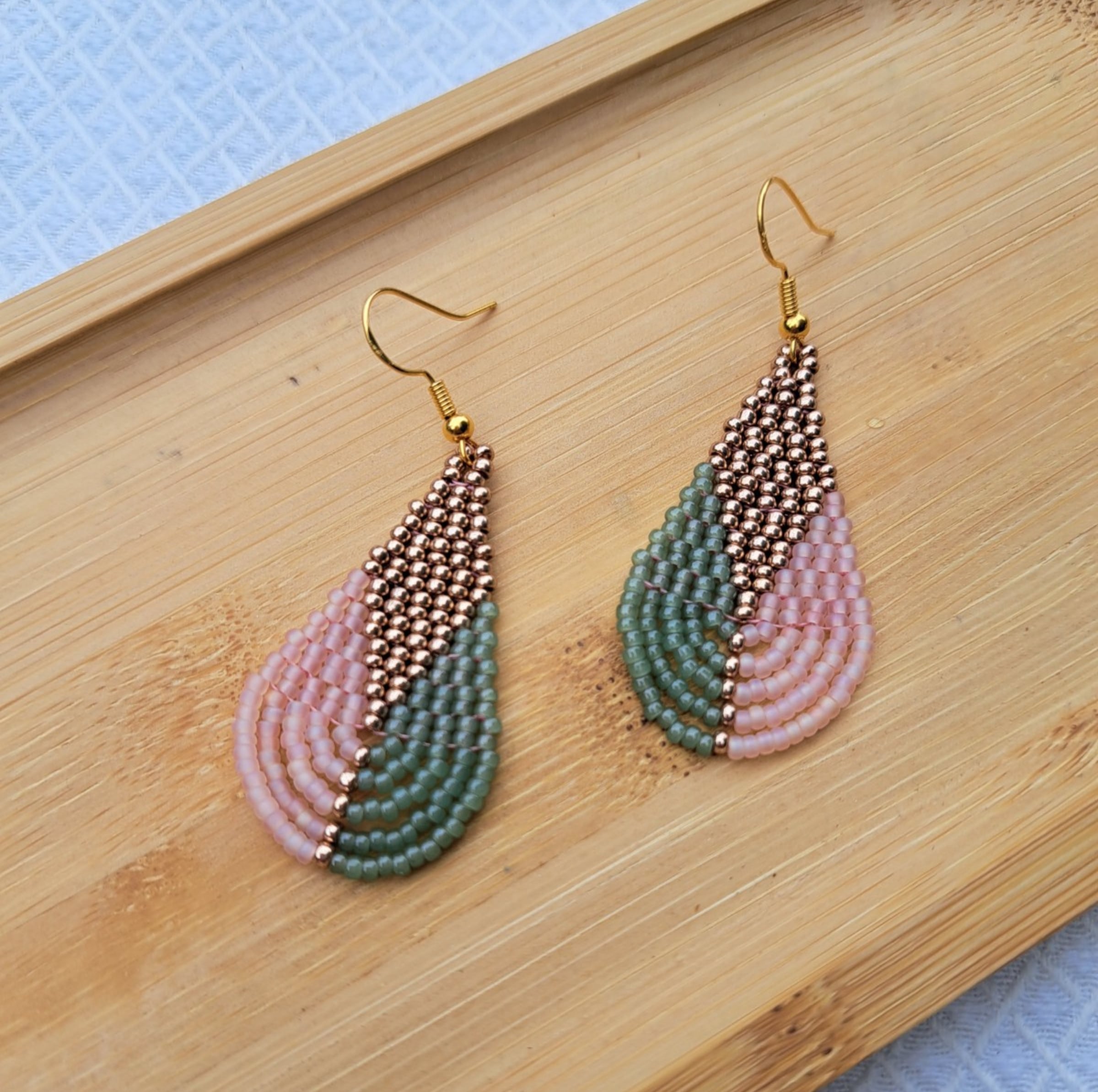 Color Weave – Blush Sage | Kleine brickstitch oorbellen in kleurvlakken met gouden details