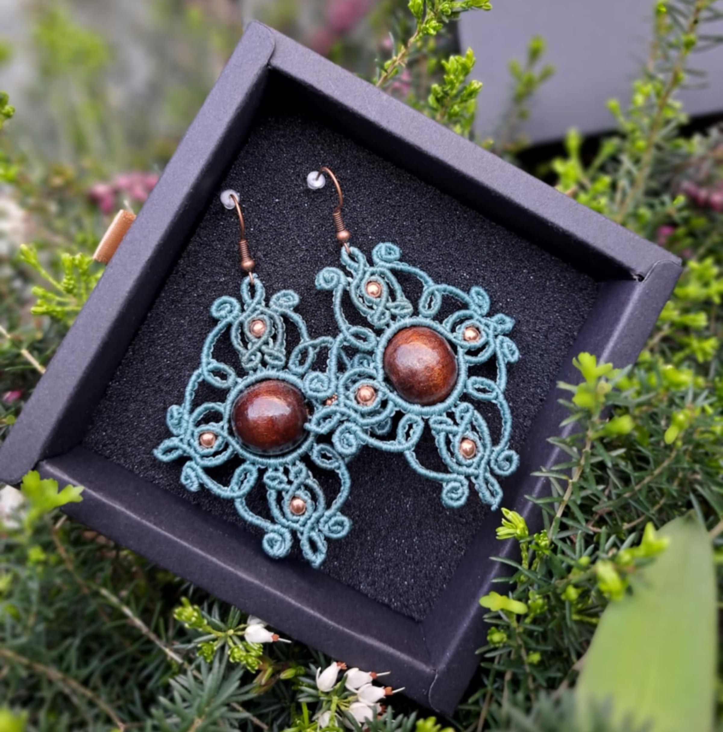 Macramé oorbellen met turquoise steen