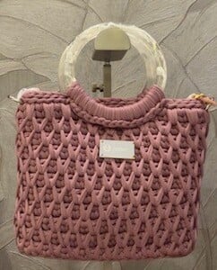 Gehaakte handtas met T-shirt garen en acrylhandvatten