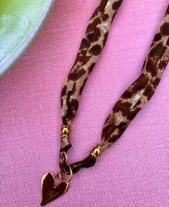 Stof ketting van panterstof met RVS bedel