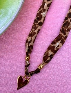 Stof ketting van panterstof met RVS bedel - 101794 Stof ketting van panterstof met RVS bedel