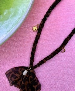 Bandana ketting van panterstof en RVS bedels