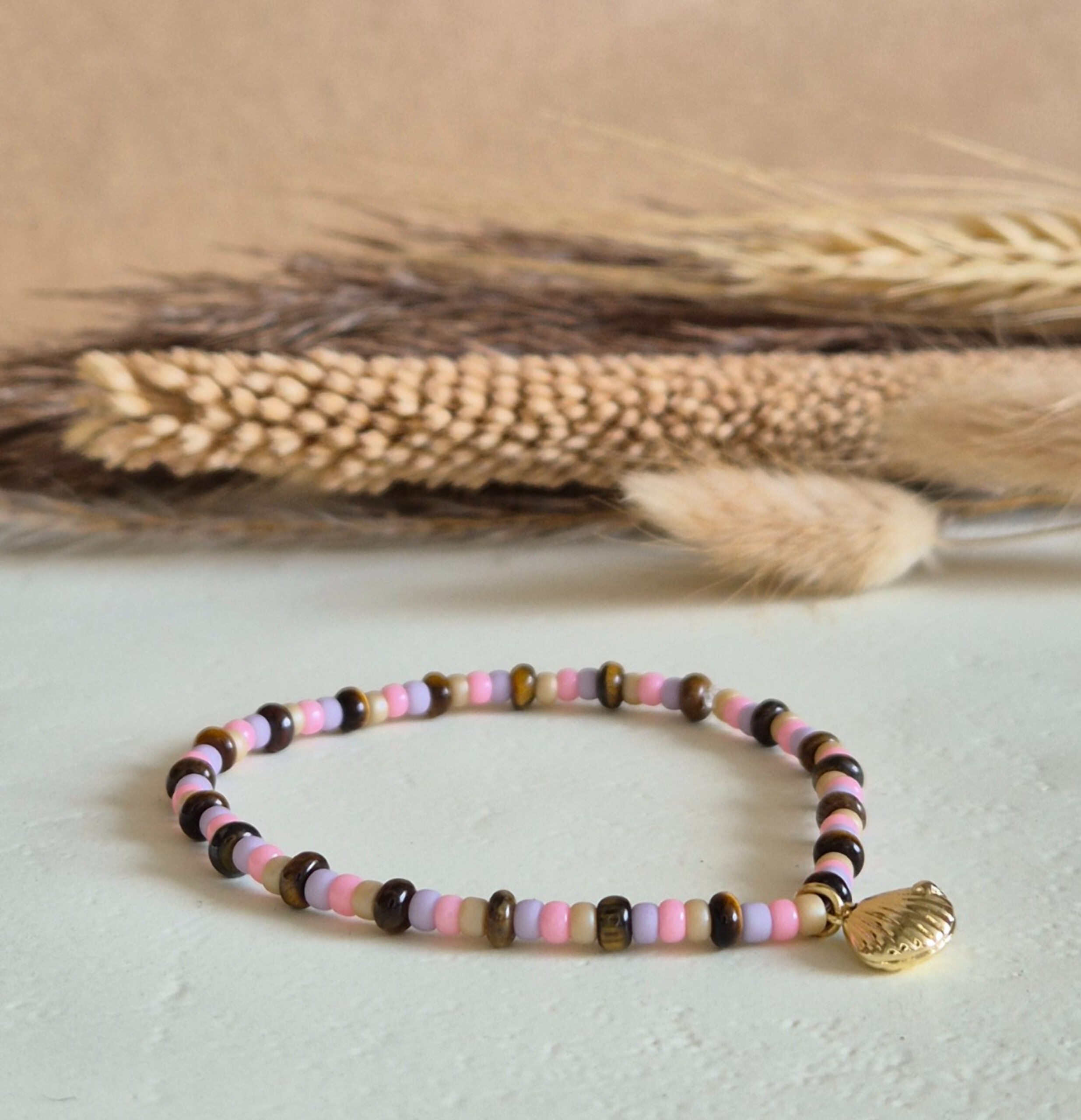 Zomerse armband met tijgeroog en schelpbedel | Shell - 134291 Zomerse armband met tijgeroog en schelpbedel | Shell
