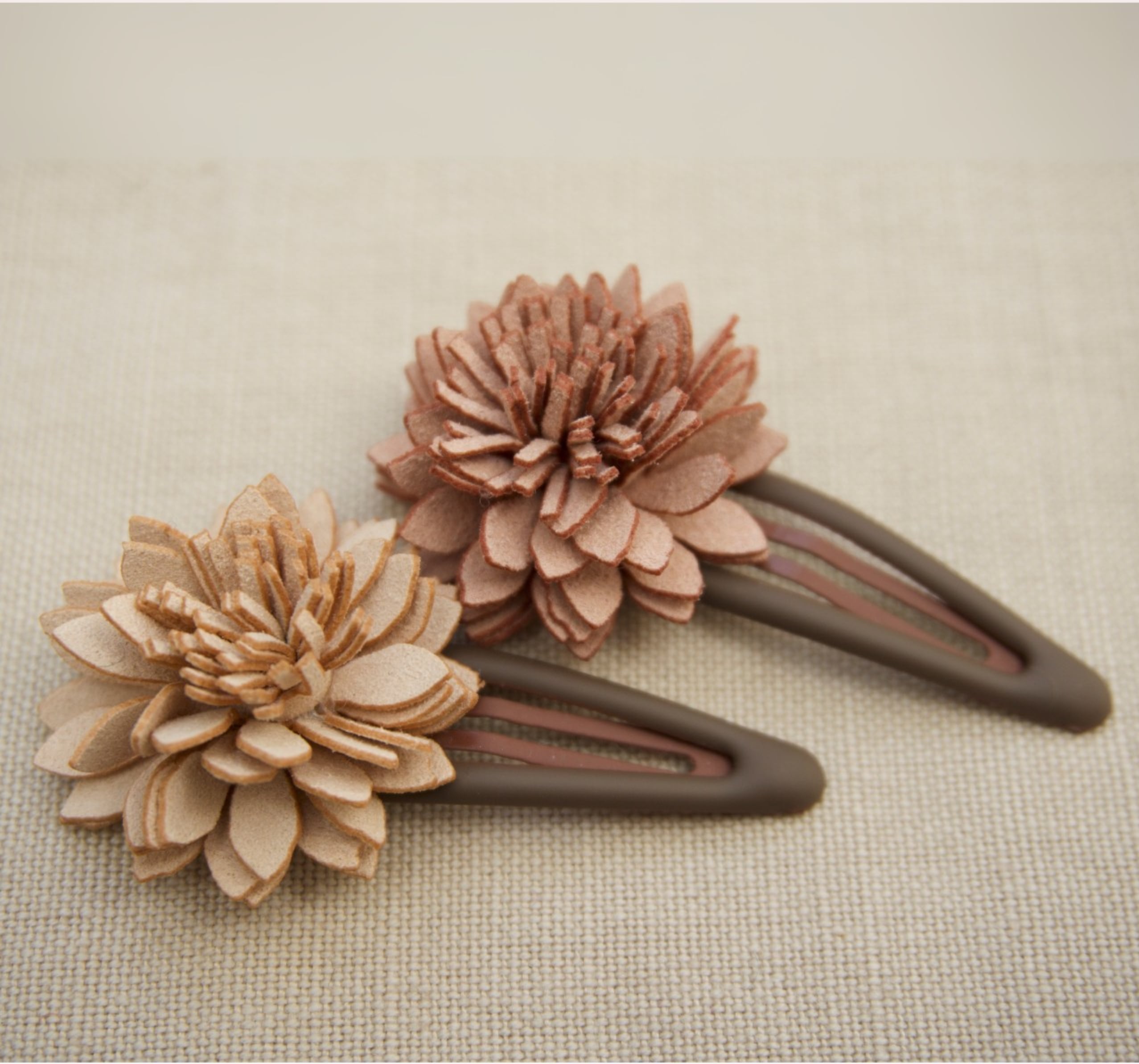 Haarspeld bloem kunstleer (naturel/bruin)