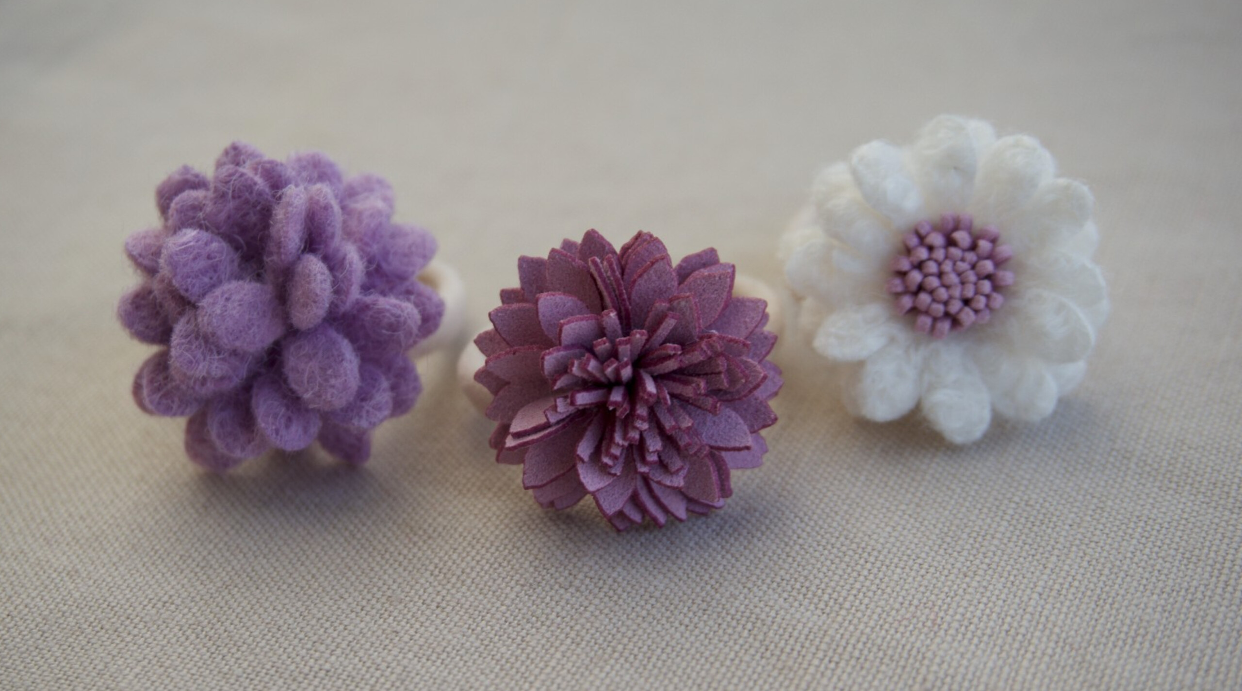 Set 3x elastieken bloemen neutraal (wol en kunstleer in diverse kleuren)