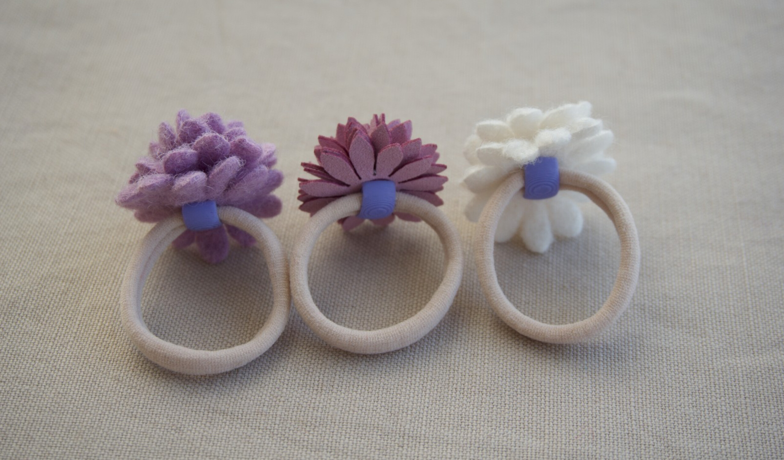 Set 3x elastieken bloemen neutraal (wol en kunstleer in diverse kleuren)