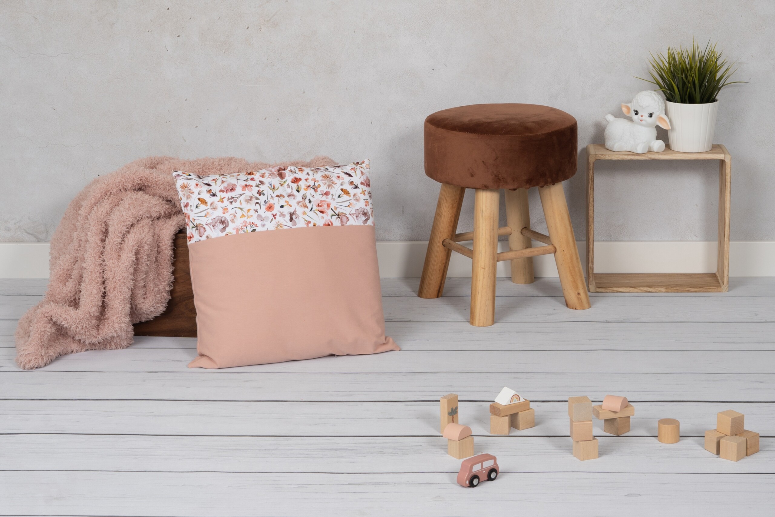 Gepersonaliseerd kussen Autumn Flower Field | Meisje / Roze / Bloemen / Pastel kleur sierkussen met naam en/of geboortedatum (optioneel)