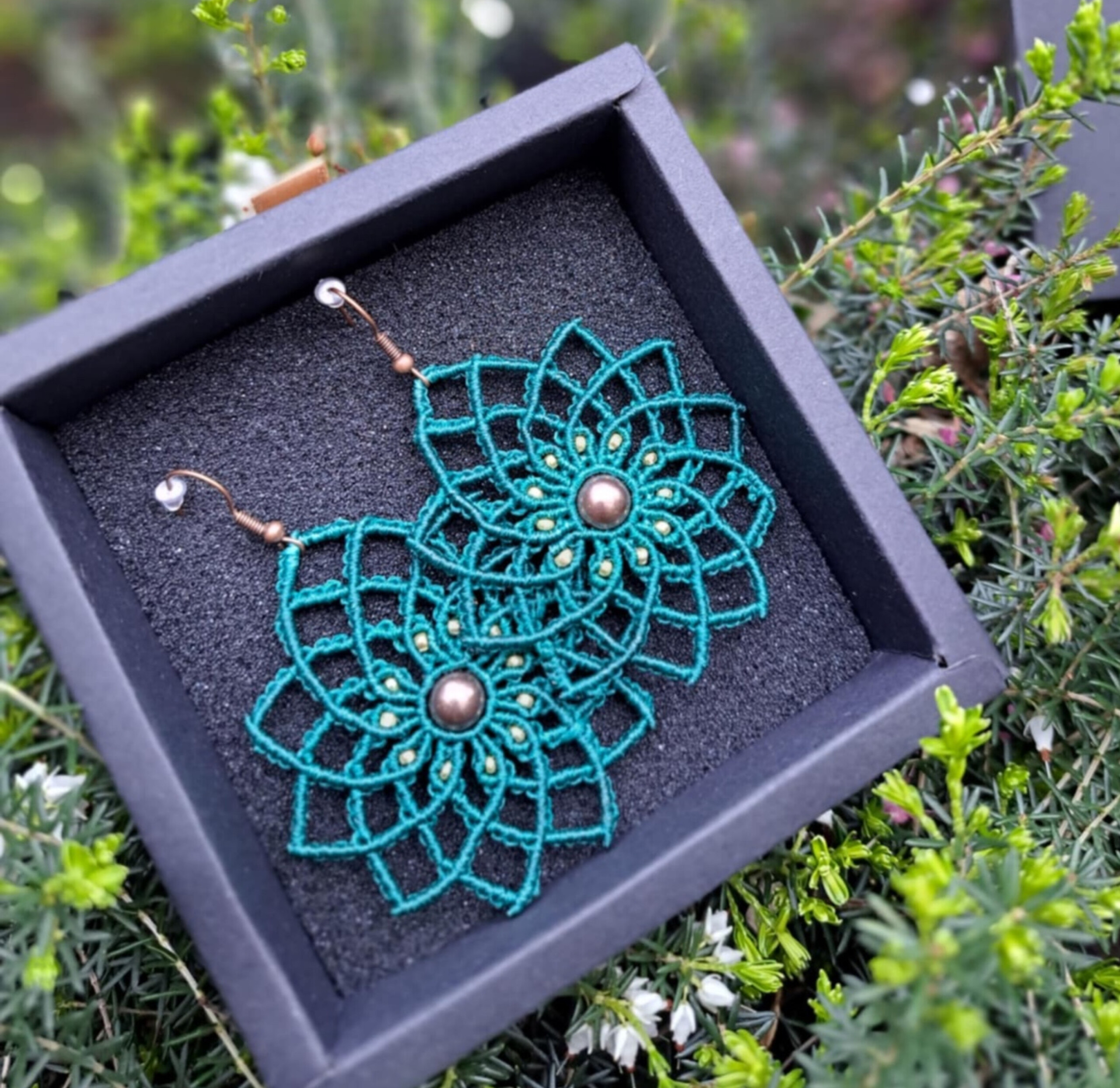 Macramé oorbellen in bloemmotief met gouden accenten