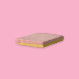 Roze/geel spekkie van keramiek om op te hangen
