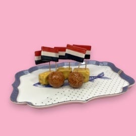 Bitterbal met vlaggetje van keramiek om op te hangen