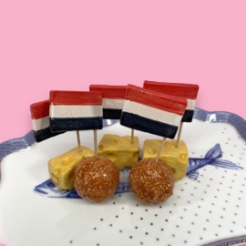 Bitterbal met vlaggetje van keramiek om op te hangen