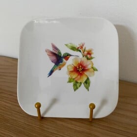 Fris bordje met een bloem en vogel afbeelding