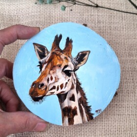 Giraffe op houtschijf