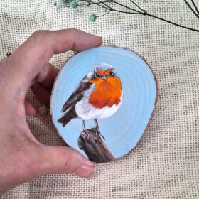 Roodborstje op houtschijf