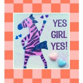 Handgemaakt tegeltje yes girl — uniek, lief en heerlijk imperfect 😍