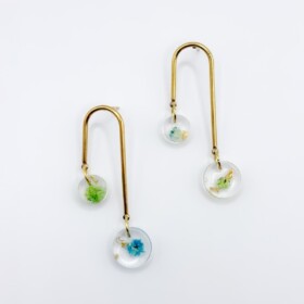 Asymmetrische Boog Oorbellen Met Hangers Gevuld met Echte Bloemen uit Luxembourg (Forgotten Gardens))