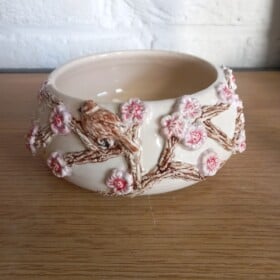 Keramieken schaaltje met kersenbloesem