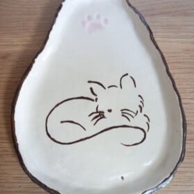 Keramieken schoteltje met kattenafbeelding 5, handmade en handpainted