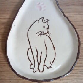 Keramieken schoteltjes met kattenafbeelding, handmade en handpainted