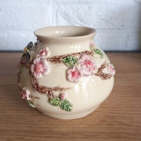 Keramieken vaasje met kersenbloesem