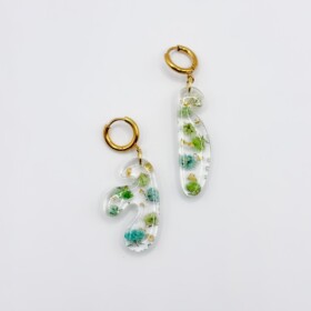 Kleine Asymmetrische Organische Oorbellen Gevuld met Echte Bloemen uit Luxembourg (Forgotten Gardens)