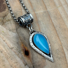 Zilveren hanger met blauwe chalcedoon druppel – handgemaakt 925 sterling zilver