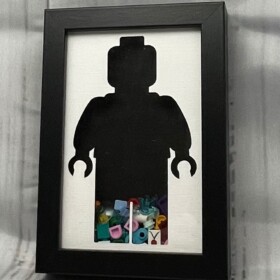Geef je LEGO reservesteentjes een podium – Unieke minifiguur display fotolijst (13x18 cm) voor LEGO fans!