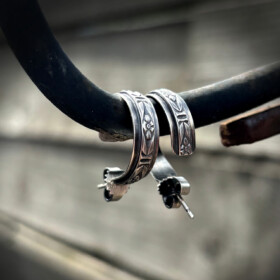 Handgemaakte sterling zilveren oorstekers – driekwart hoepel met vintage gravure