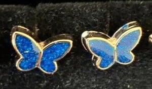 Blauwe resin vlinder oorbellen