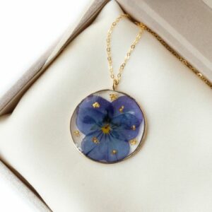 Gouden ketting met blauw-paars Viooltje 2