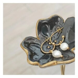 Pearl earrings gold