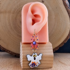 Spooky & Halloween – enamel spook oorbellen met kralenwerk
