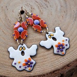 Spooky & Halloween – enamel spook oorbellen met kralenwerk