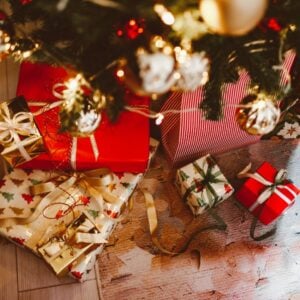 Kerstkado's onder de boom