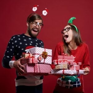 Lachende mensen met kerstcadeaus