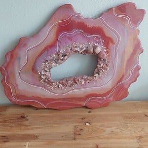 Roze geode met diverse stenen