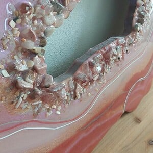 Roze geode met diverse stenen