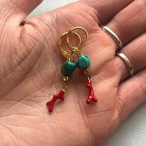 Alternative view of Vergulde oorringetjes met turquoise kraaltjes en bedeltjes in de vorm van koraal